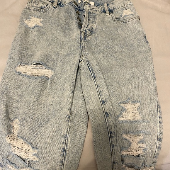 Light washed PacSun boyfriend jeans, size 25. Worn like twice. Perfect condition - Picture 2 of 5